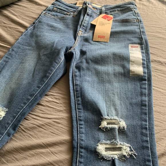 NWT Women’s Levi’s High Rise Distressed Skinny Jeans. Size 25 - Picture 11 of 12